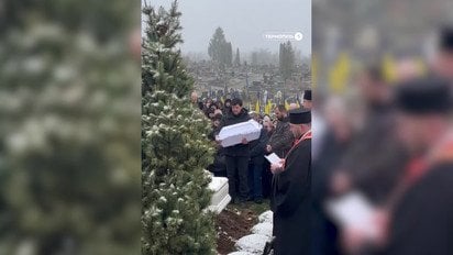 В Тернополе отец похоронил маленького ребенка, которого убила Россия — эмоциональные кадры