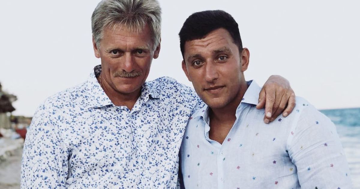 Пресссекретарь президента РФ Дмитрий Песков со своим сыном Николаем Чоулзом