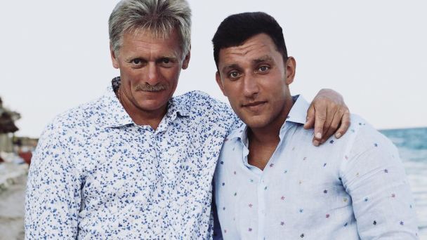 Прессекретар президента РФ Дмитро Пєсков зі своїм сином Миколою Чоулзом / © із соцмереж