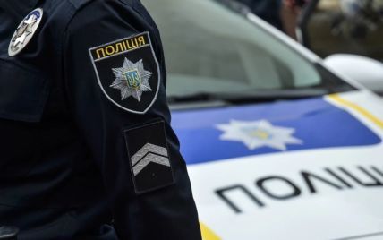 В Киеве водитель Mercedes избил работника эвакуатора: в чем причина (видео)