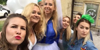 Подружки Тоні Матвієнко показали кумедні фото з її дівич-вечора