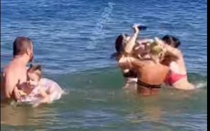 "Морський бій": в Одесі туристи побилися на очах у дитини (відео)