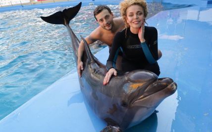 Аліна Гросу з бойфрендом влаштували романтичне плавання з дельфінами