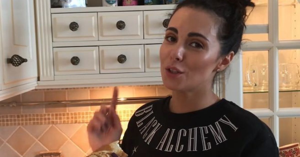 Хозяюшка Настя Каменских показала, как впервые приготовила блины