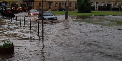 У Львові потужна гроза паралізувала рух транспорту та затопила вулиці