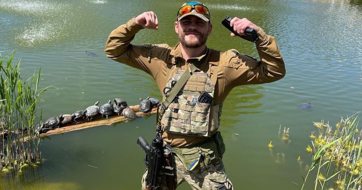 Непереможний український боксер відвідав бійців ЗСУ на одному з найгарячіших напрямків: фото