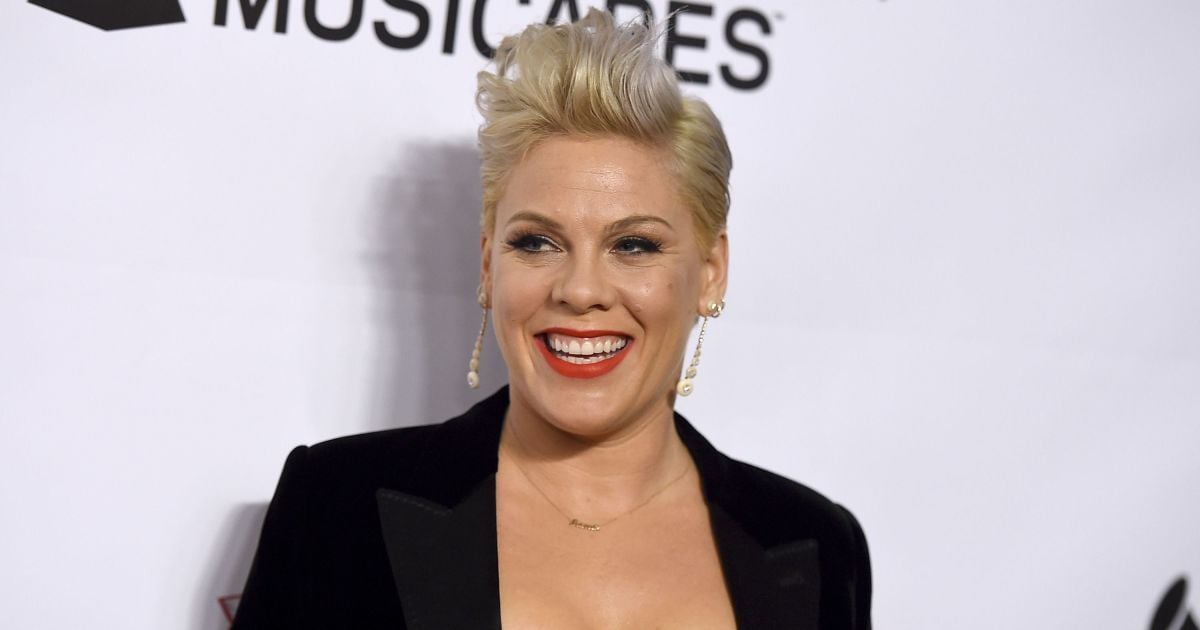 Співачка Pink виявила симптоми коронавірусу та повідомила про результати тестів