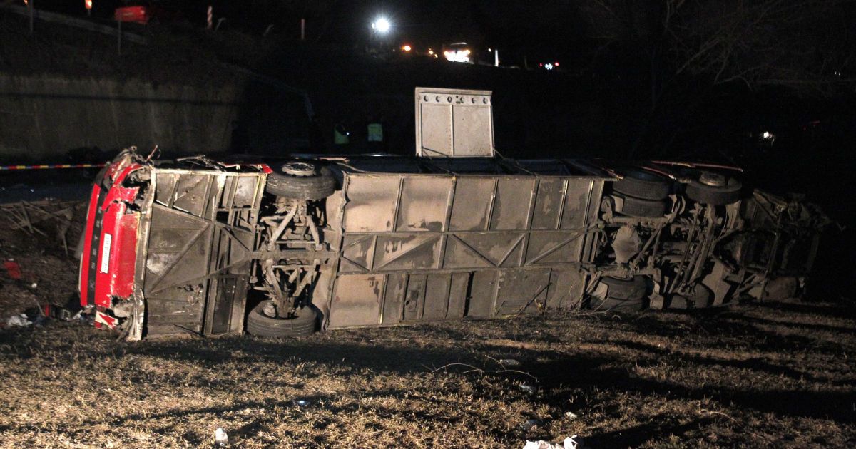 В Северной Македонии с трассы слетел автобус с рабочими, погибли 14 человек