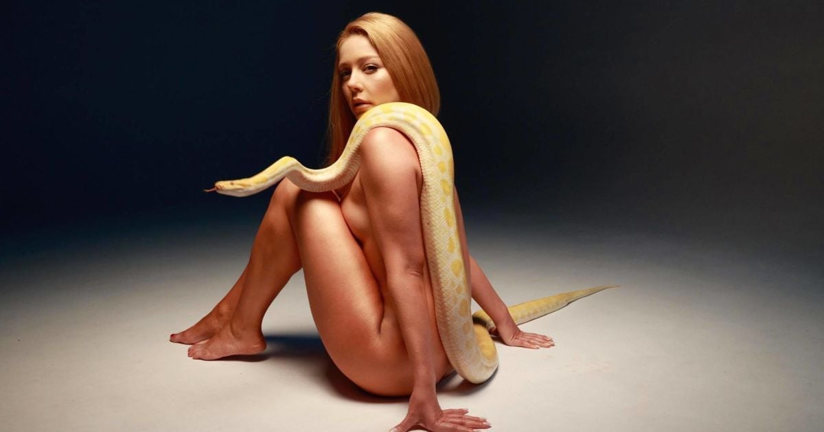 Полностью обнаженная Тина Кароль позировала с королевским питоном на теле