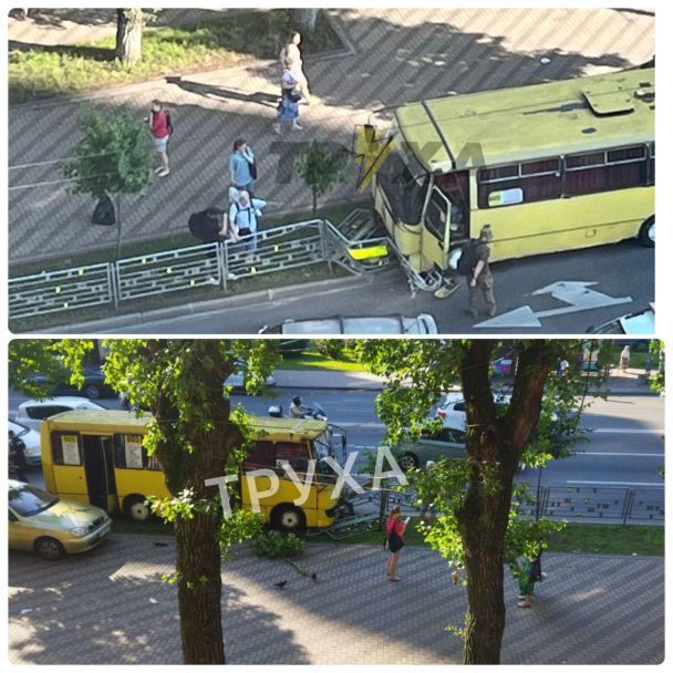 У Києві маршрутне таксі врізалося у паркан на узбіччі дороги / Фото: Труха. Київ