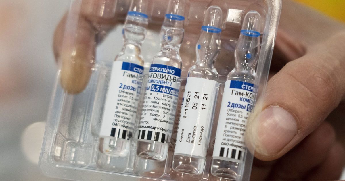 "Высокий профиль безопасности и эффективности": в России заявили о завершении третьей фазы испытаний "Спутника V"