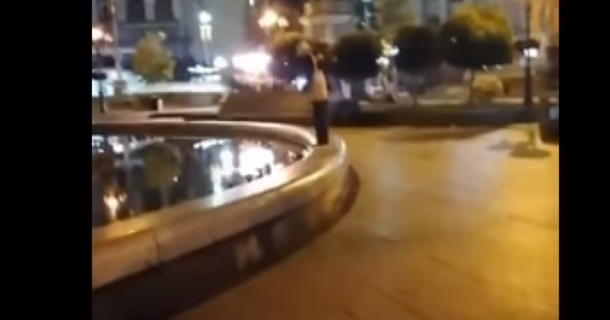 У Києві на Майдані Незалежності хлопець на очах у перехожих подзюрив у фонтан