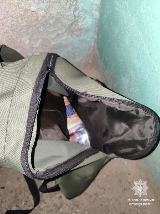 Содержимое рюкзака одного из подозреваемых в поджоге автомобиля военных ВСУ/Фото: Патрульная полиция Харьковской области