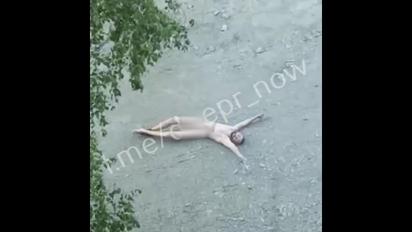 В Днепре мужчина голышом катался по земле