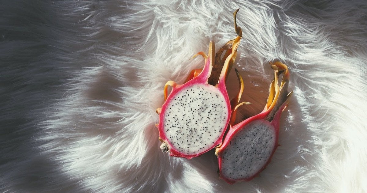 Як почистити пітахаю без ножа за 3 секунди