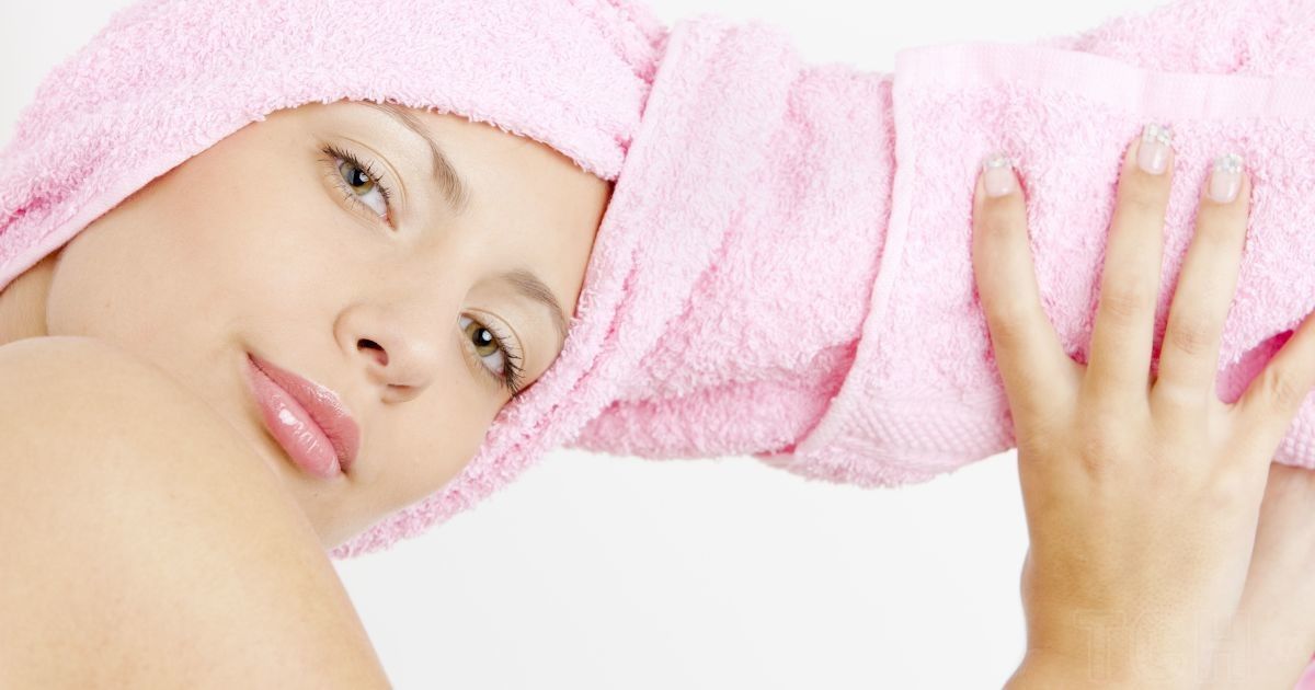 Чого не треба робити з вологим волоссям, щоб йому не зашкодити