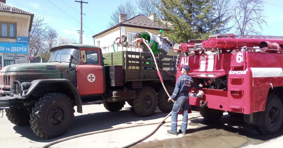 У Львівській області дезінфікувальну рідину розпилюють з "гармати" для розкидання снігу