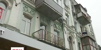 Кияни проти незграбних балконів: "розпіарену" у соцмережі добудову закидали камінням