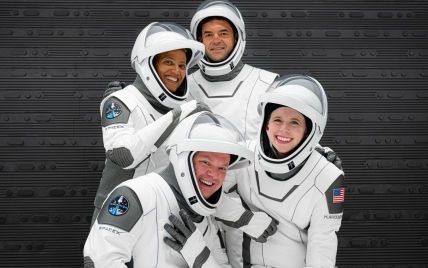 Crew Dragon с первым в мире полностью непрофессиональным коммерческим экипажем приводнился в Атлантике