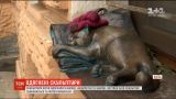 В Одессе после первого снега утеплили скульптуры котов