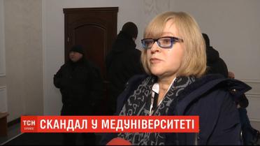 Амосова з прихильниками намагалася штурмувати медуніверситет Богомольця - Супрун