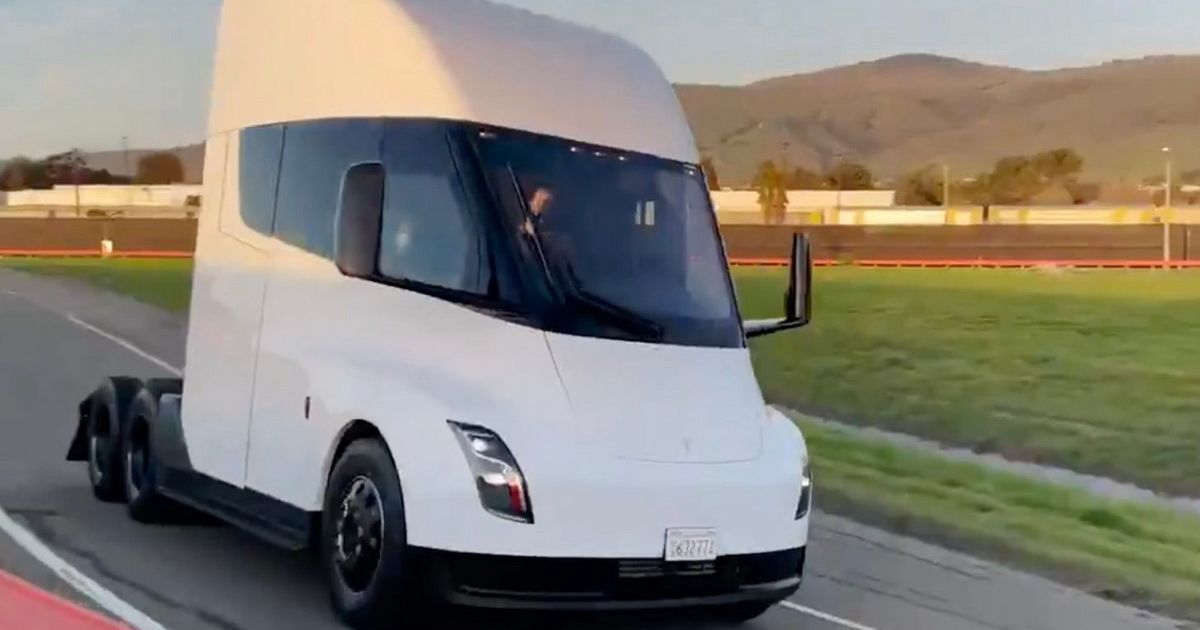 Новинку від Tesla спіймали під час тесту на фабриці у Неваді