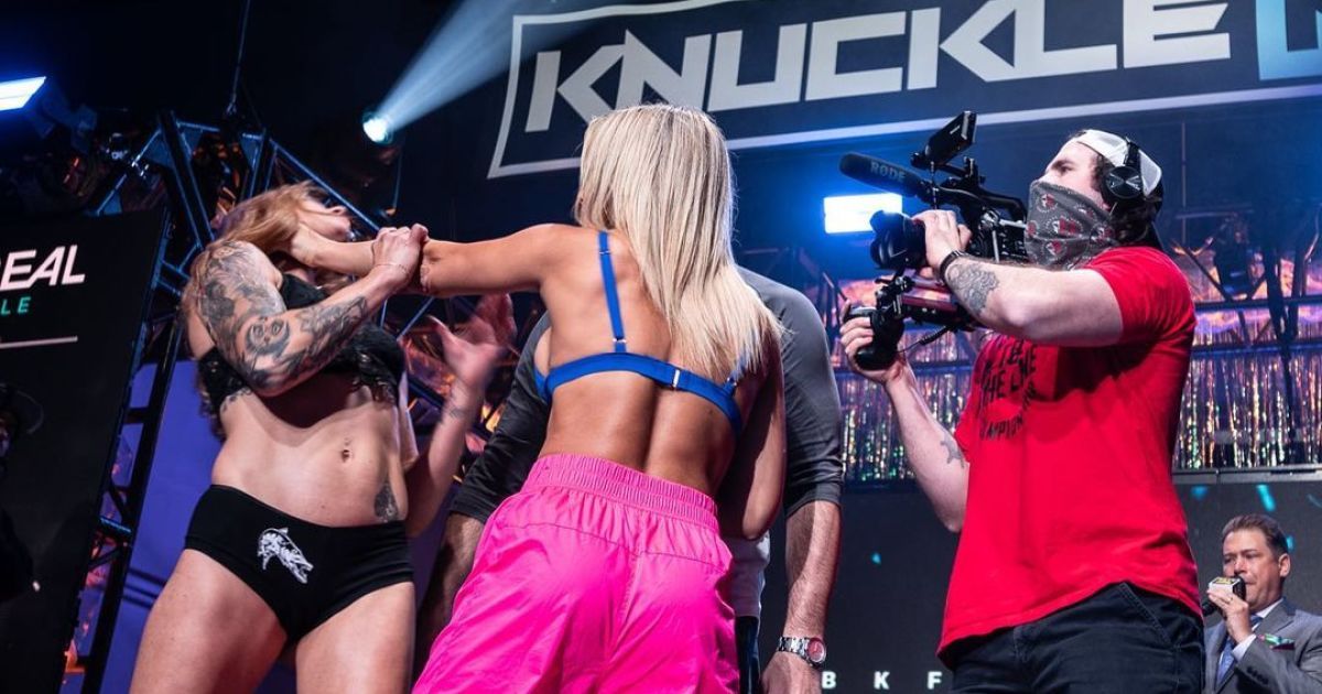 Жарка дуель поглядів: секс-символ MMA влаштувала сутичку із суперницею перед боєм (відео)