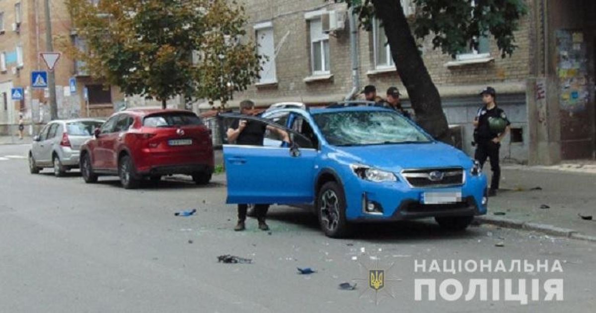 У Києві чоловік бейсбольною биткою потрощив автівку, на якій приїхала дружина