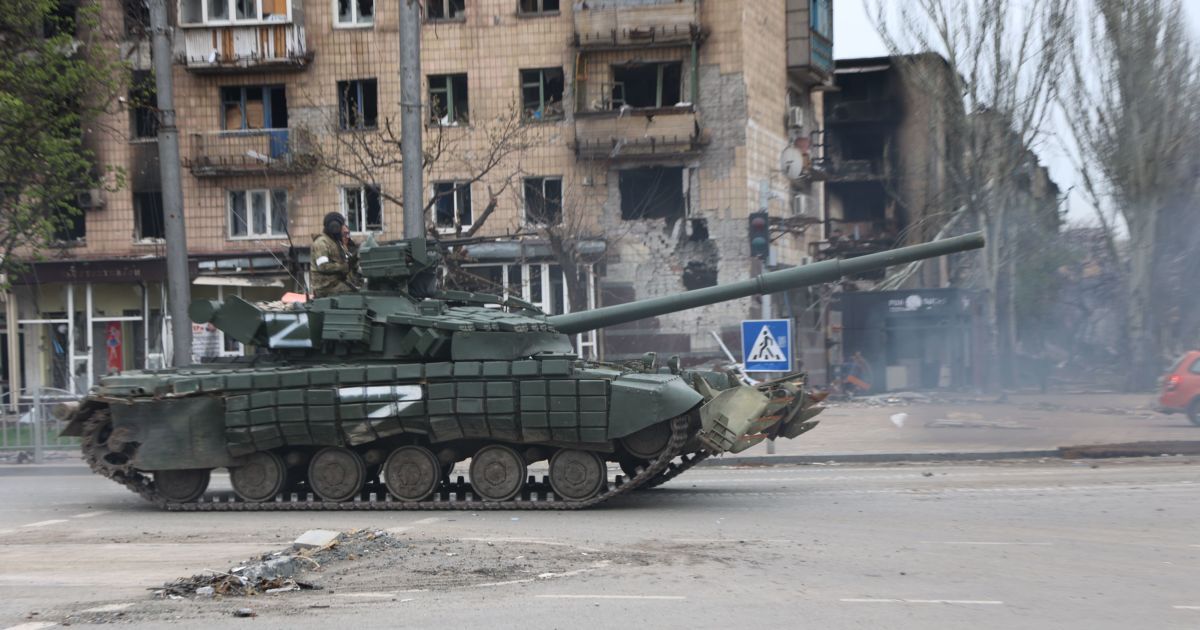 В Мариуполе прошла колонна военной техники РФ в направлении Запорожской области (видео)