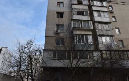 У Києві жінка випала з вікна багатоповерхівки і розбилася