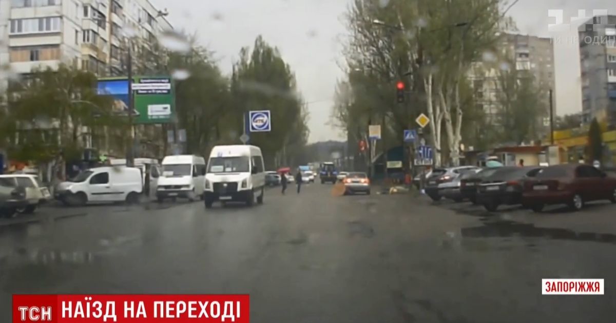 В Запорожье пьяный парень на Mazda сбил трех женщин на глазах патрульных