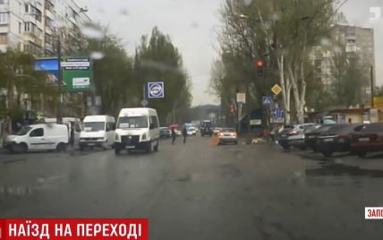 В Запорожье пьяный парень на Mazda сбил трех женщин на глазах патрульных