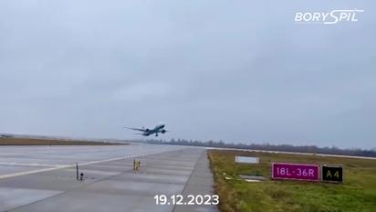 Из аэропорта Борисполь вылетел Boing 777-300