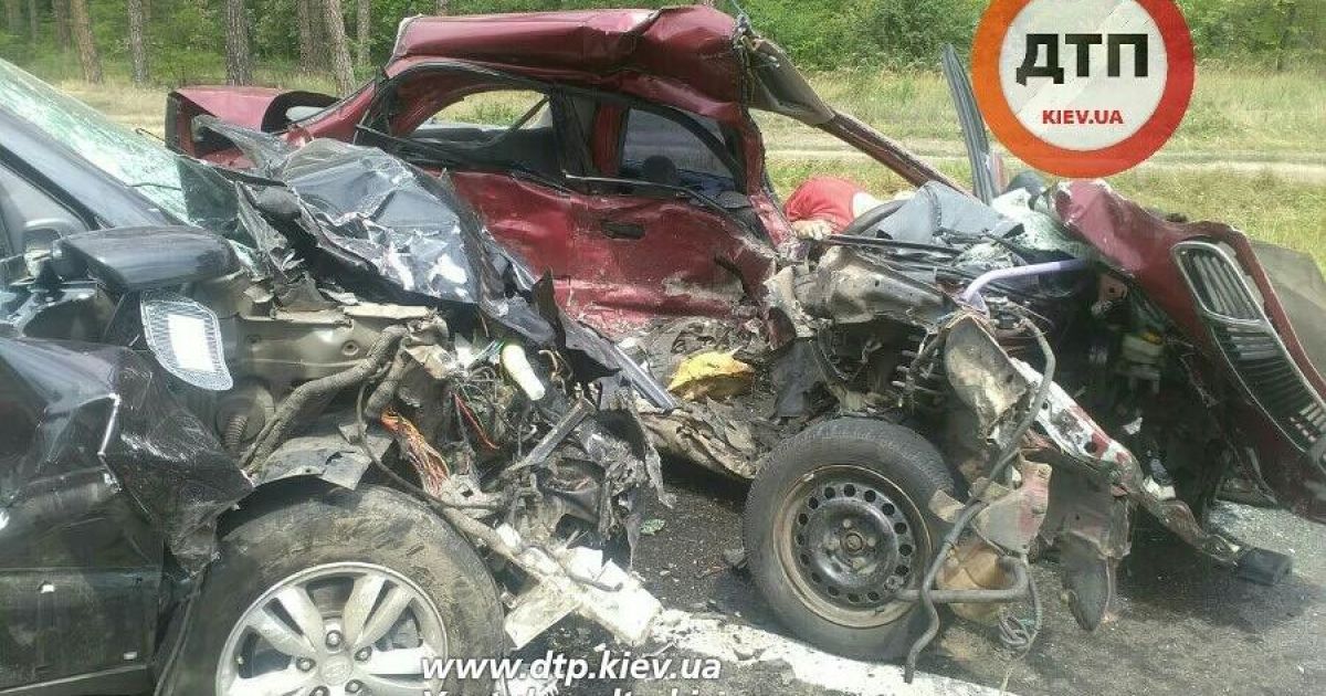 Моторошна ДТП під Києвом: водій загинув на місці, дитина – в лікарні