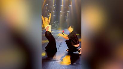 Тина Кароль прямо во время концерта рассекретила стоимость своего наряда