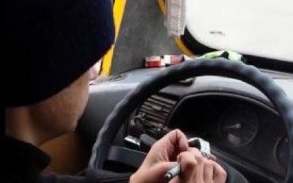 В Сумах водитель маршрутки прямо за рулем ремонтирует часы (видео)