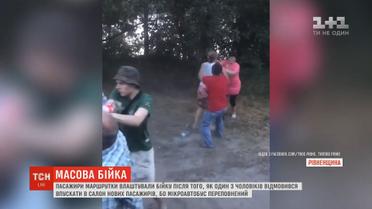 На Рівненщині пасажири маршрутки влаштували масову бійку через відсутність місць у транспорті