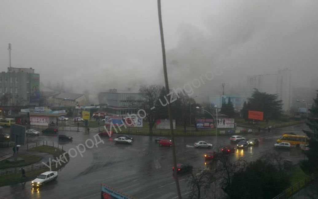 В центре Ужгорода горит универмаг "Украина" / © Ужгород Інфо