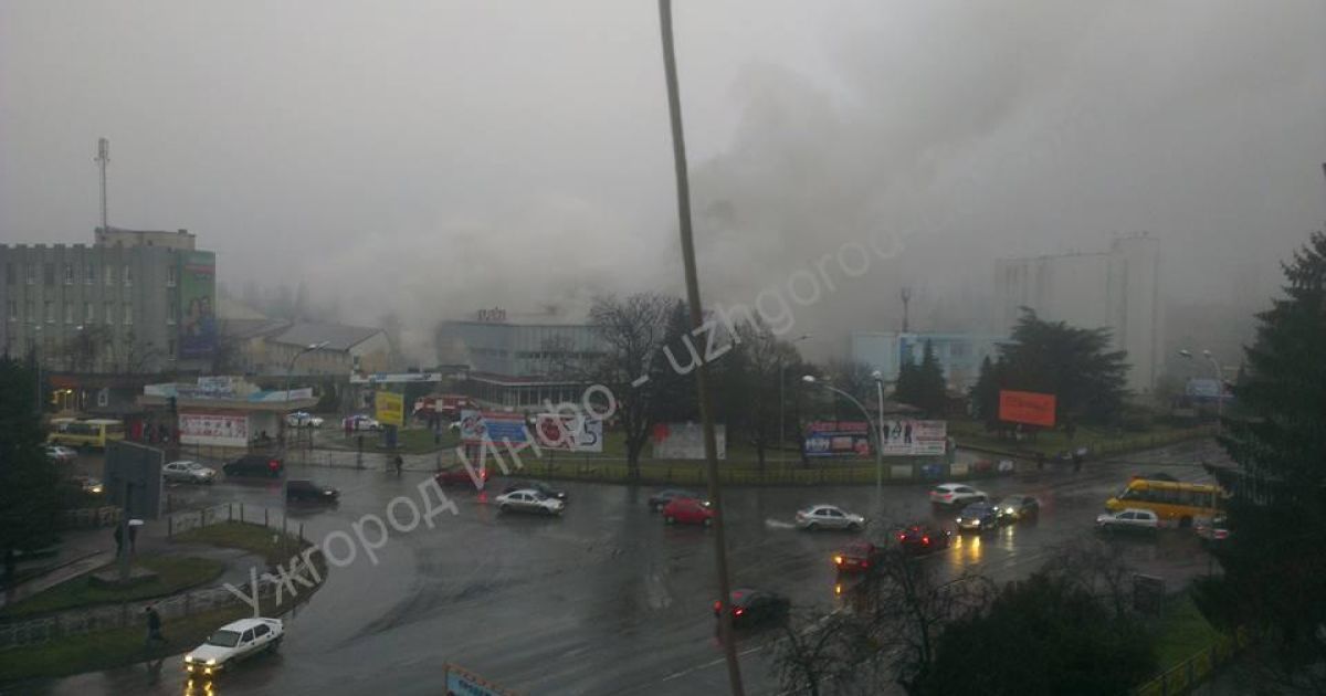 В центре Ужгорода горит универмаг "Украина" / © Ужгород Інфо