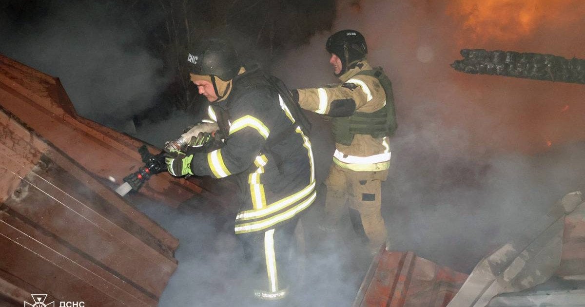 Рятувальники ліквідують пожежу на Дніпропетровщині