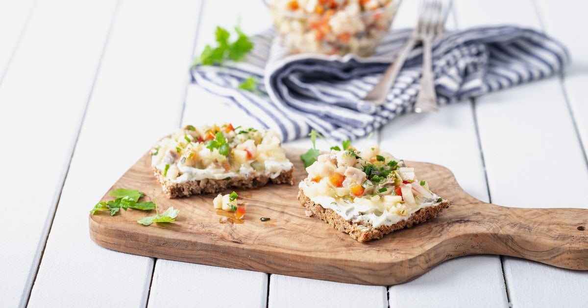 Бутерброди з оселедцем, плавленим сиром і морквою