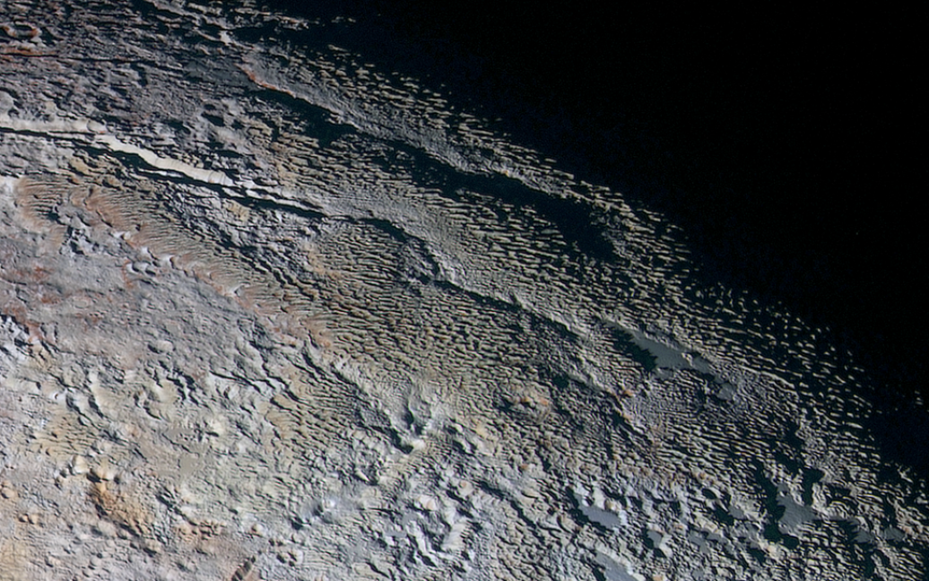 Дюны, контуры ледникового озера и угловатые горы из льда с обрывистыми склонам - пейзажи на Плутона. / © NASA