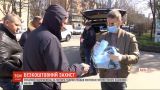 В Одесі підприємець за півтори години роздав містянам 4 тисячі захисних масок