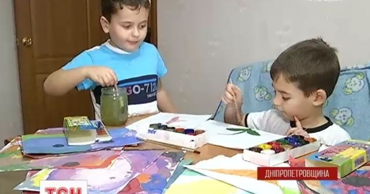 Павлоградским близнецам, которых родила собственная бабушка, рассказали правду об их рождении