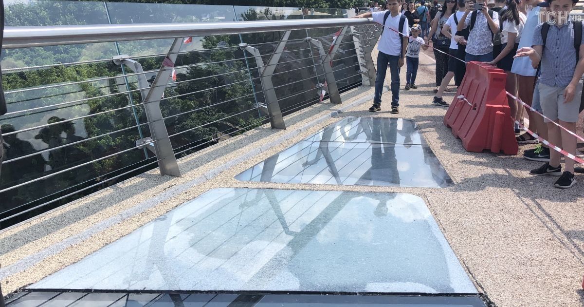 Кличко показал новое стекло, которое установили на мосту в центре Киева