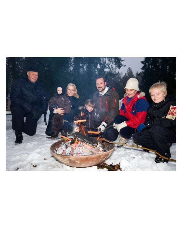 Король Гаральд V і королева Соня з дітьми та онуками / © instagram.com/detnorskekongehus