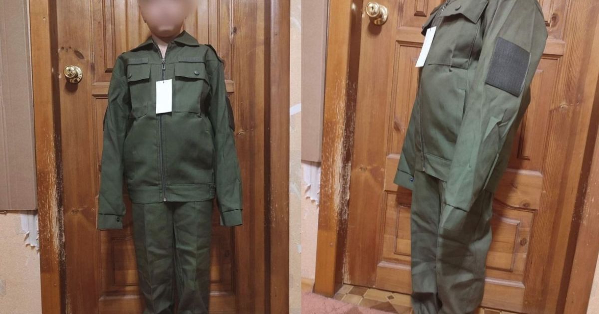 Першокласникам у російському Нижньому Новгороді видали військову форму