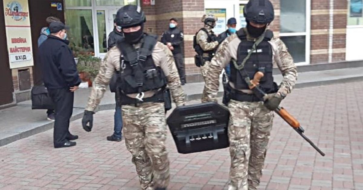 В Киеве полиция наведалась с обыском к фигуранту дела в мошенничестве: тот с порога выстрелил в одного из копов