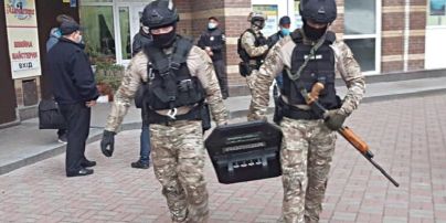 В Киеве полиция наведалась с обыском к фигуранту дела в мошенничестве: тот с порога выстрелил в одного из копов