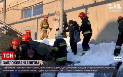 Во Львове обвалилась пристройка под тяжестью снега и заблокировала сотрудников: видео